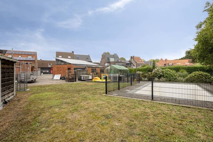 Commercial property with house, 6 bedrooms, for sale in the