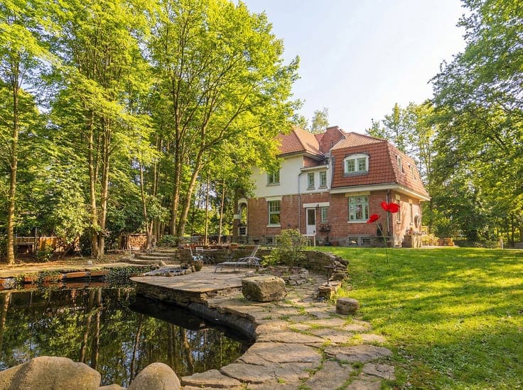 Exceptional villa on a 34-are plot with unique architecture