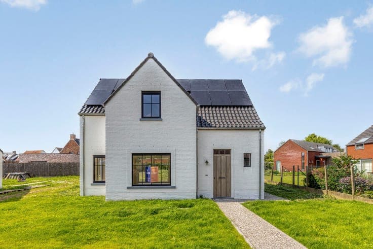 Detached villa with 3 bedrooms and office space