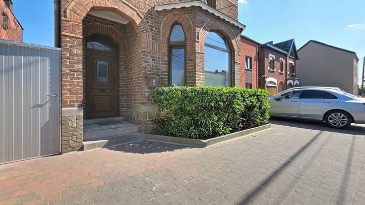 Maison 4 façades avec jardin en TB état