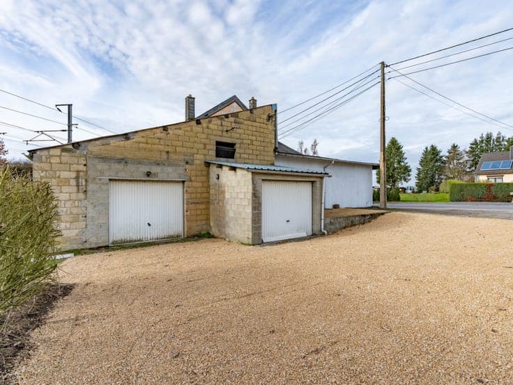 Old building with outbuildings and 438 m² of potential.