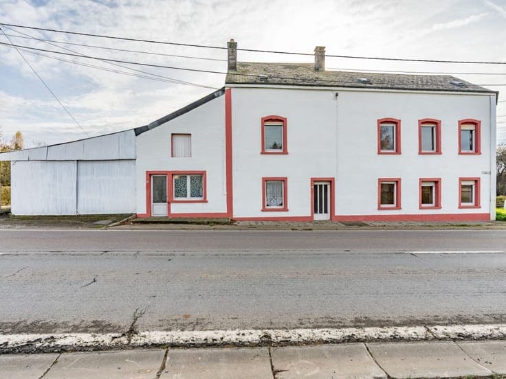 Old building with outbuildings and 438 m² of potential.