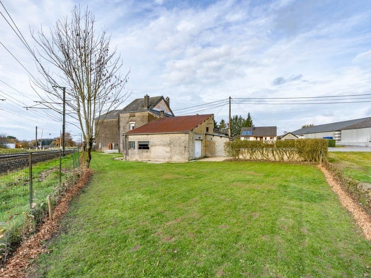 Old building with outbuildings and 438 m² of potential.