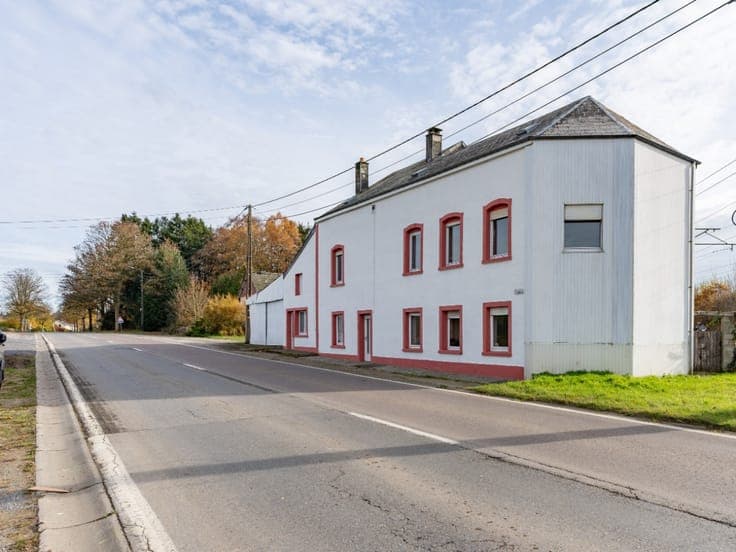 Old building with outbuildings and 438 m² of potential.