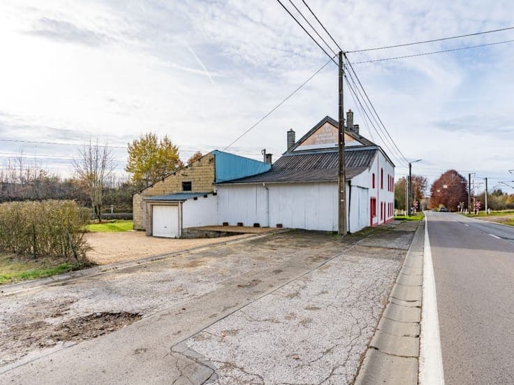 Old building with outbuildings and 438 m² of potential.