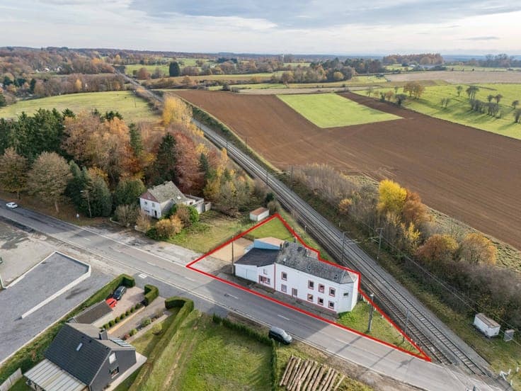 Old building with outbuildings and 438 m² of potential.