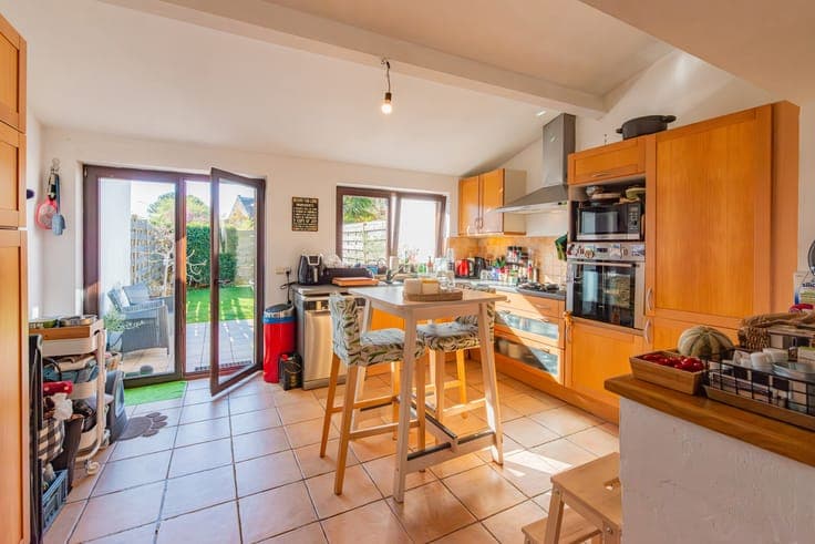 Ready-to-move-in 2-bedroom house with sunny garden