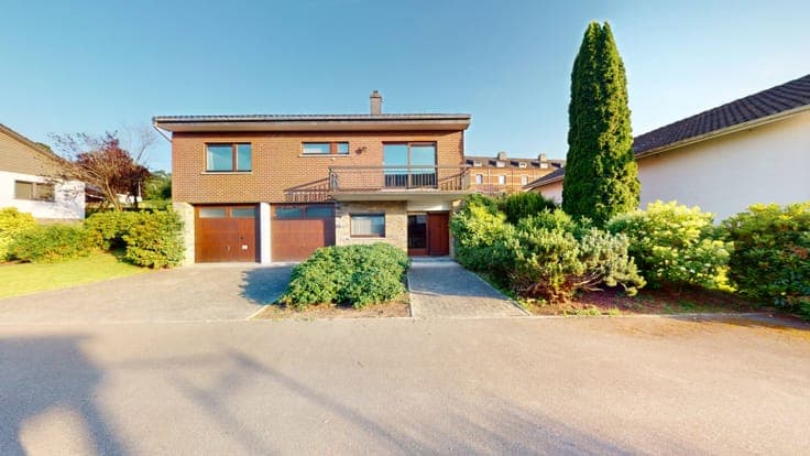 House with garden and large garage on a dead-end street
