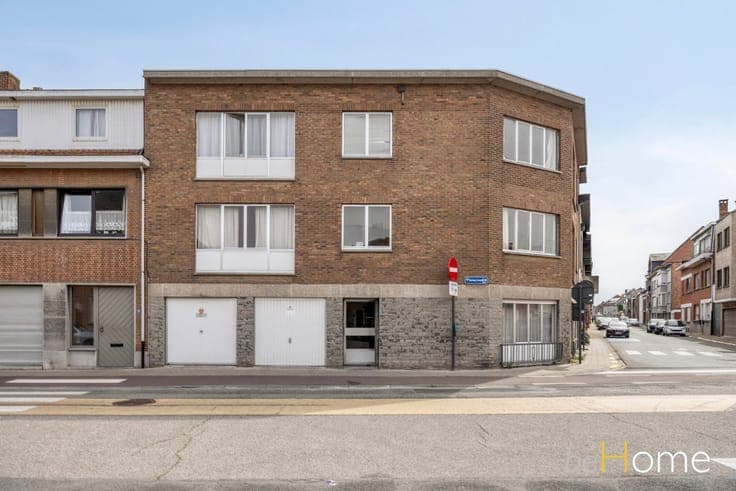 Investment Property with 5 Apartments and 2 Garages in a Pr
