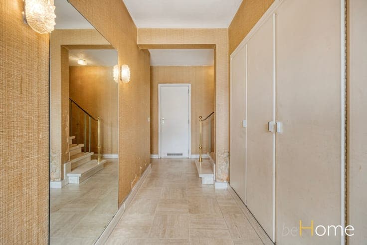 Investment Property with 5 Apartments and 2 Garages in a Pr