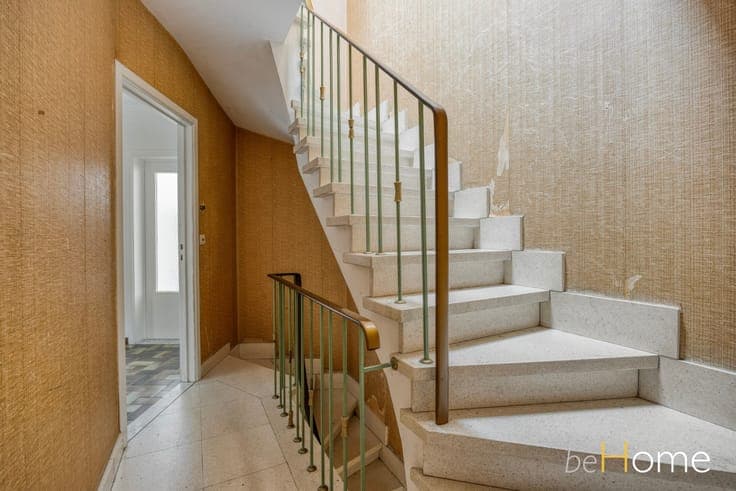 Investment Property with 5 Apartments and 2 Garages in a Pr