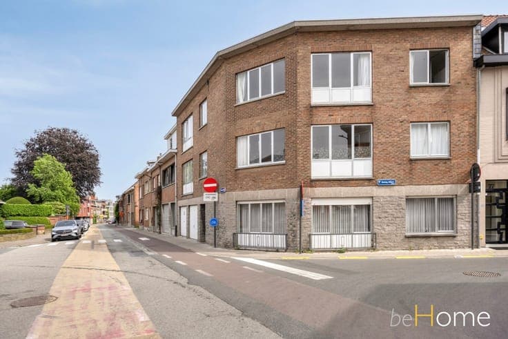 Investment Property with 5 Apartments and 2 Garages in a Pr