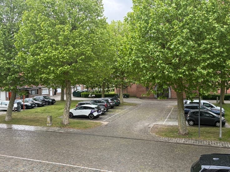 Goedgelegen woning met 5 slaapkamers en terras/koer.