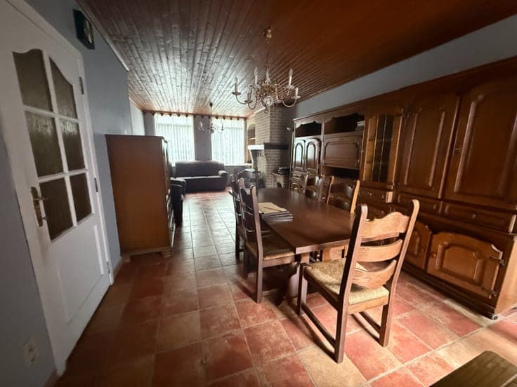 Goedgelegen woning met 5 slaapkamers en terras/koer.