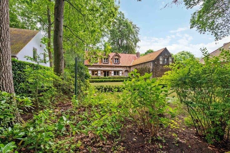 LUXURIOUS VILLA with DOUBLE GARAGE, BEAUTIFULLY LANDSCAPED