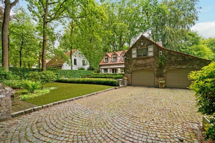 LUXURIOUS VILLA with DOUBLE GARAGE, BEAUTIFULLY LANDSCAPED