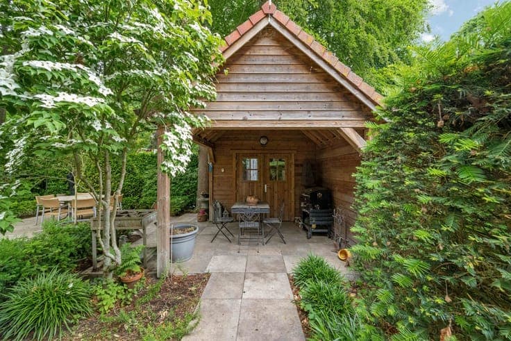 LUXURIOUS VILLA with DOUBLE GARAGE, BEAUTIFULLY LANDSCAPED
