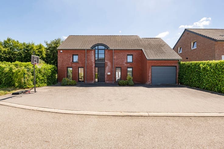 4-bedroom villa in excellent condition with swimming pool in