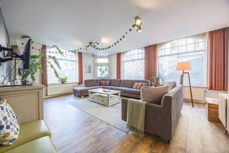 MAGISTRAAL HERENHUIS IN HET CENTRUM VAN NIEUWPOORT-STAD –...