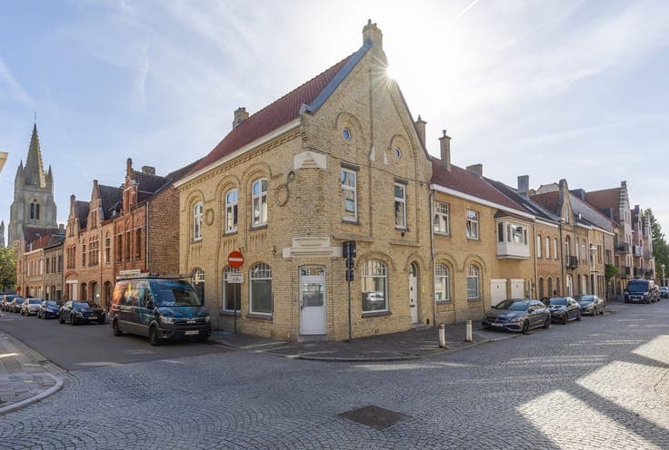 MAGISTRAAL HERENHUIS IN HET CENTRUM VAN NIEUWPOORT-STAD –...