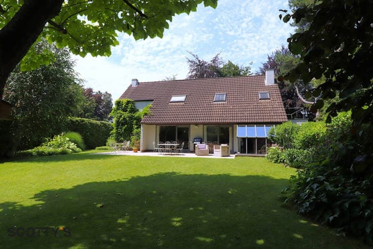 Charming Villa with East-Facing Garden Near Schaveys Park