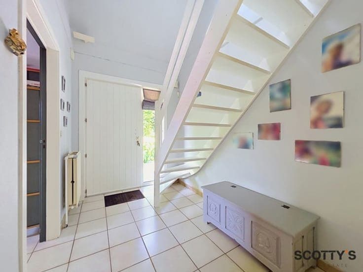 Charming Villa with East-Facing Garden Near Schaveys Park