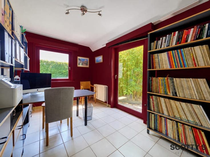 Charming Villa with East-Facing Garden Near Schaveys Park