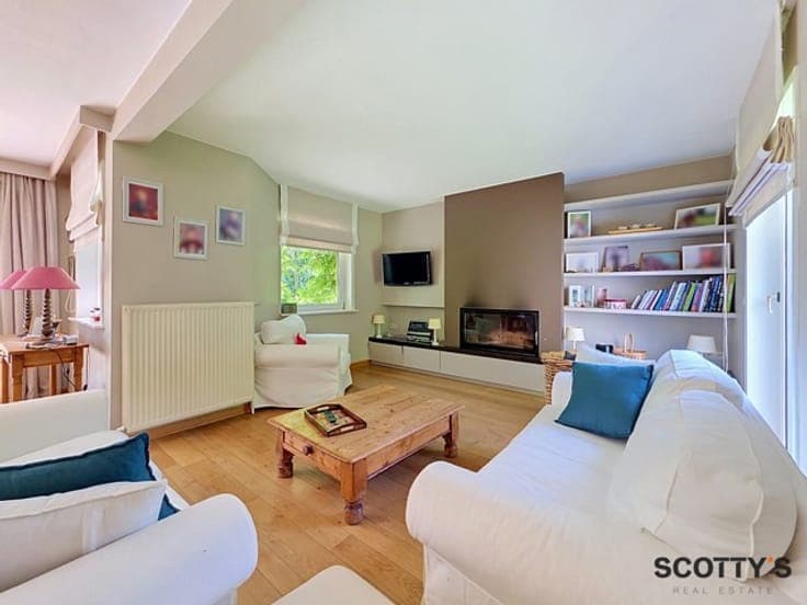 Charming Villa with East-Facing Garden Near Schaveys Park