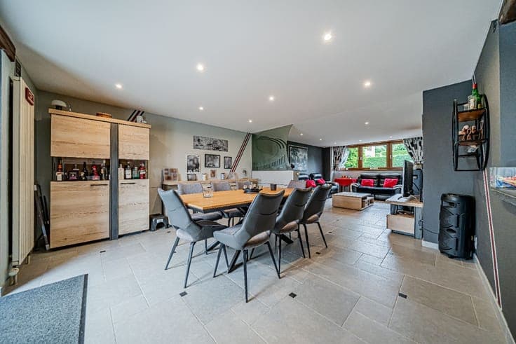 Character Property with 4 Bedrooms - 1,826 m² - Neuville