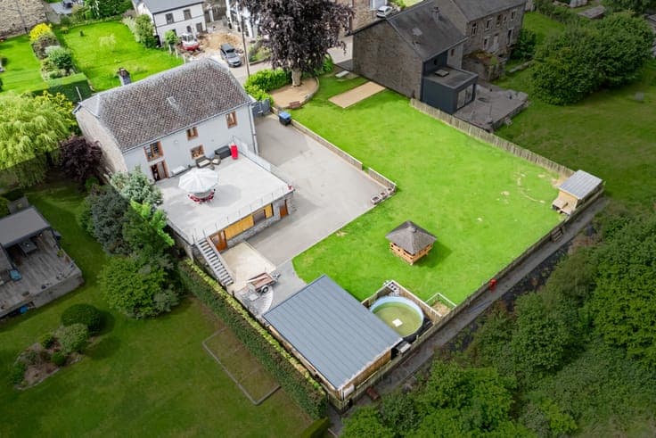 Character Property with 4 Bedrooms - 1,826 m² - Neuville