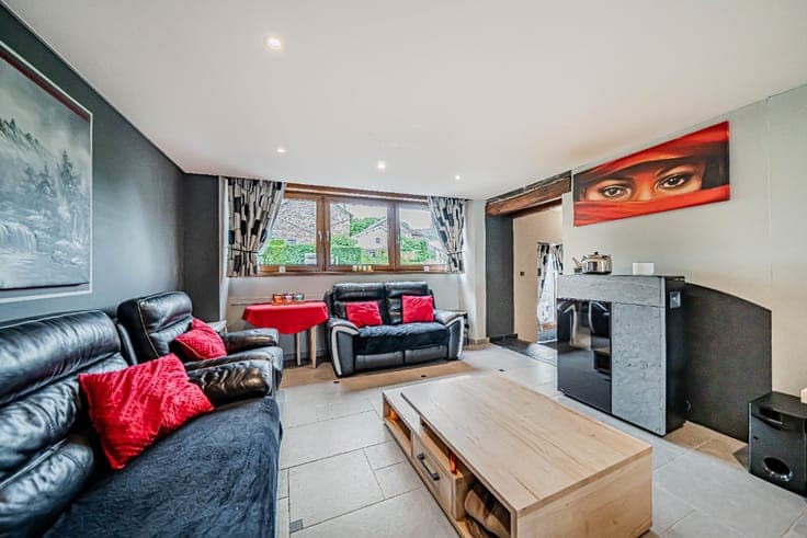 Character Property with 4 Bedrooms - 1,826 m² - Neuville