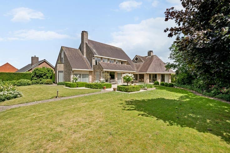 Villa with 5 bedrooms, double garage, carport and well-main