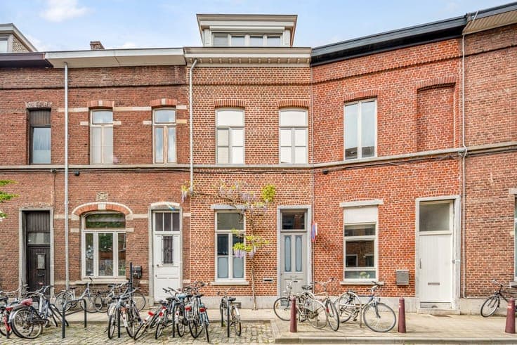Grondig en stijlvol gerenoveerde burgerwoning met 5 slaap...