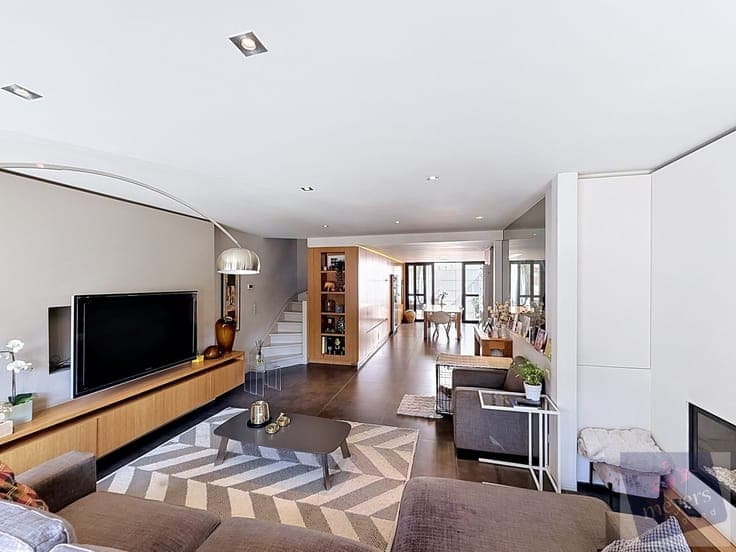 Ruim triplex-appartement met terras én handelspand op top...