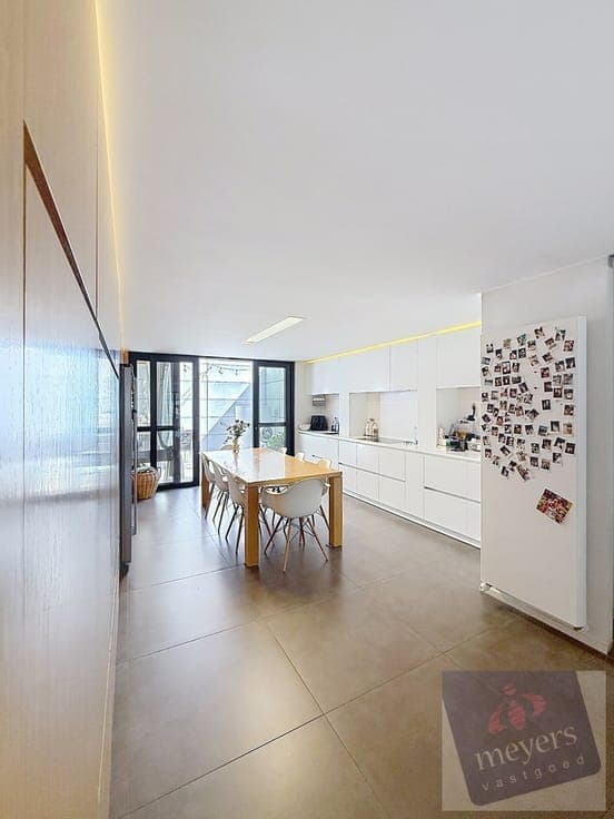 Ruim triplex-appartement met terras én handelspand op top...