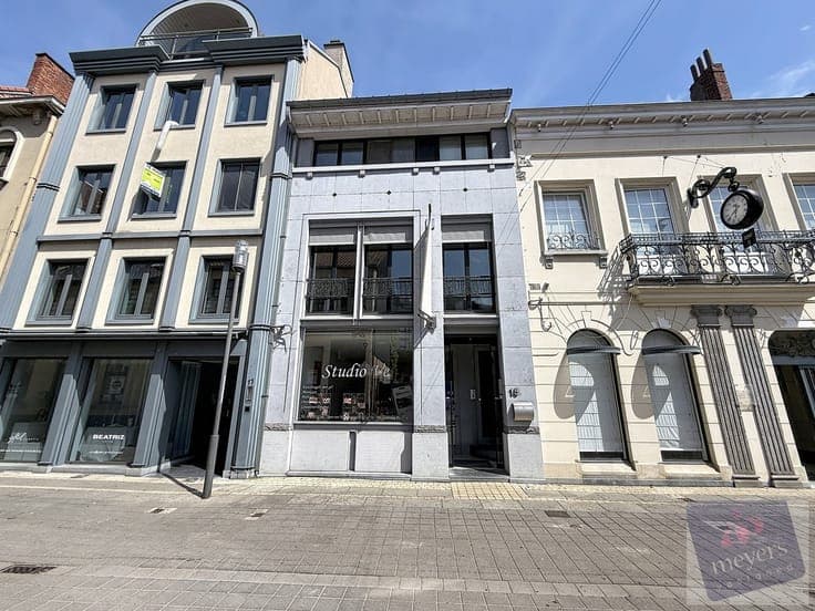 Ruim triplex-appartement met terras én handelspand op top...