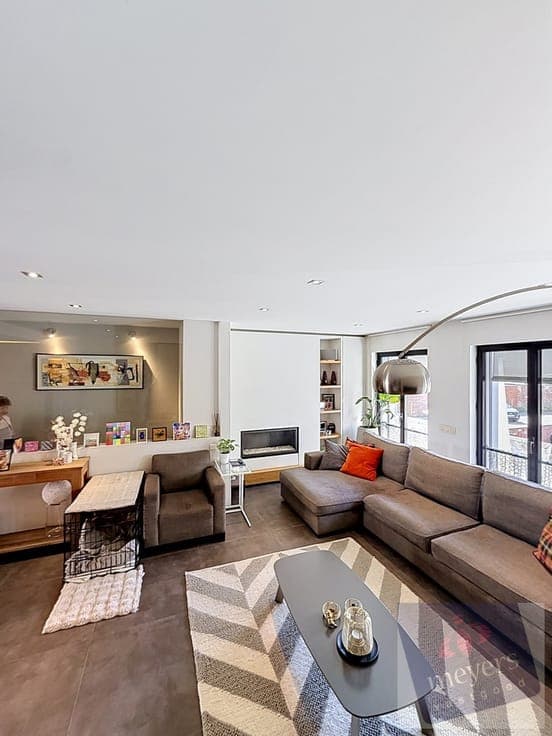 Ruim triplex-appartement met terras én handelspand op top...