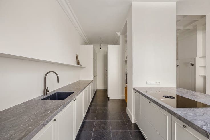 Prestigieuze en totaalgerenoveerde herenwoning.