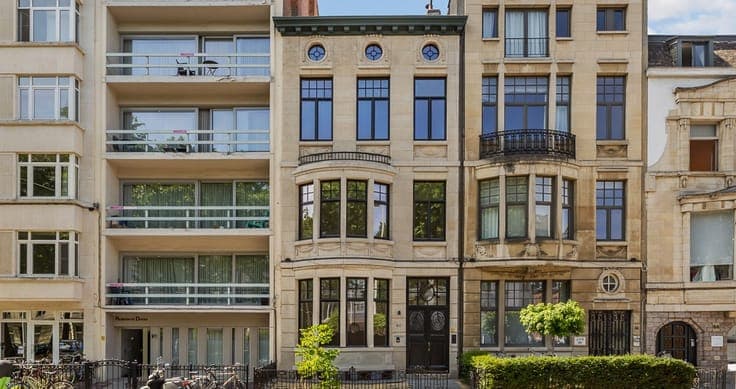 Prestigieuze en totaalgerenoveerde herenwoning.