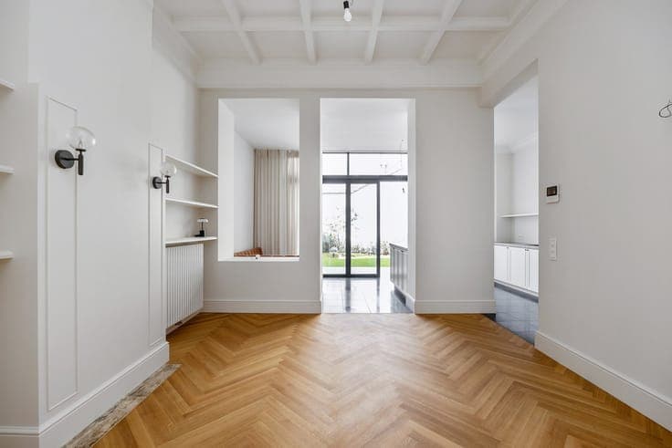 Prestigieuze en totaalgerenoveerde herenwoning.