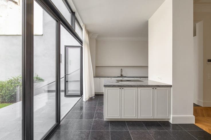 Prestigieuze en totaalgerenoveerde herenwoning.