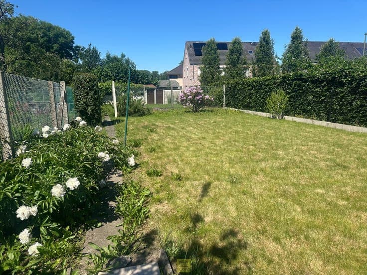 Woning met grote tuin en garage