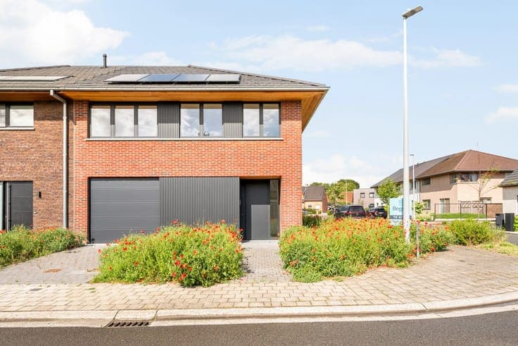High-quality, modern, and spacious newly built home with 3 b