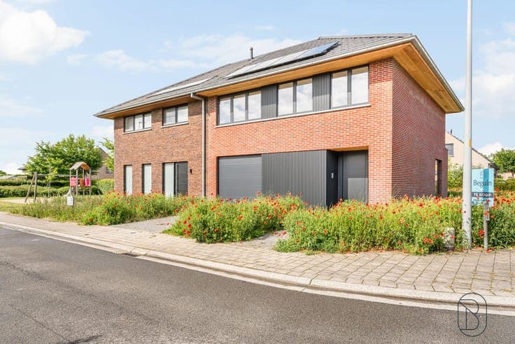 High-quality, modern, and spacious newly built home with 3 b