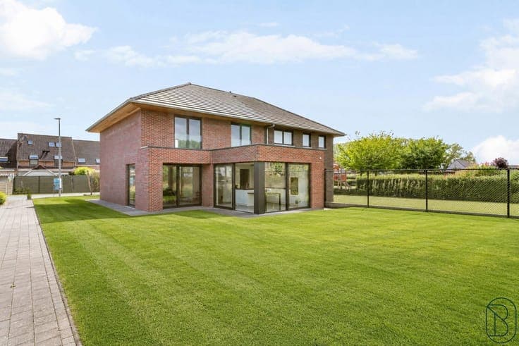 High-quality, modern, and spacious newly built home with 3 b