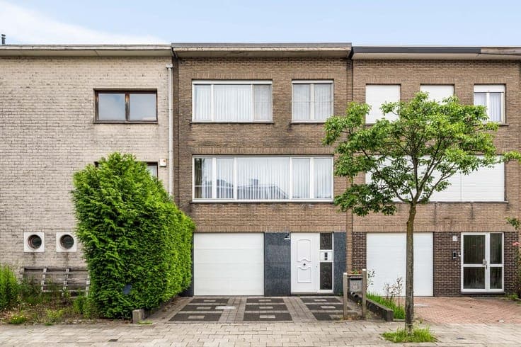 Bel-étage met 3 slaapkamers, garage, veranda en tuin op g...