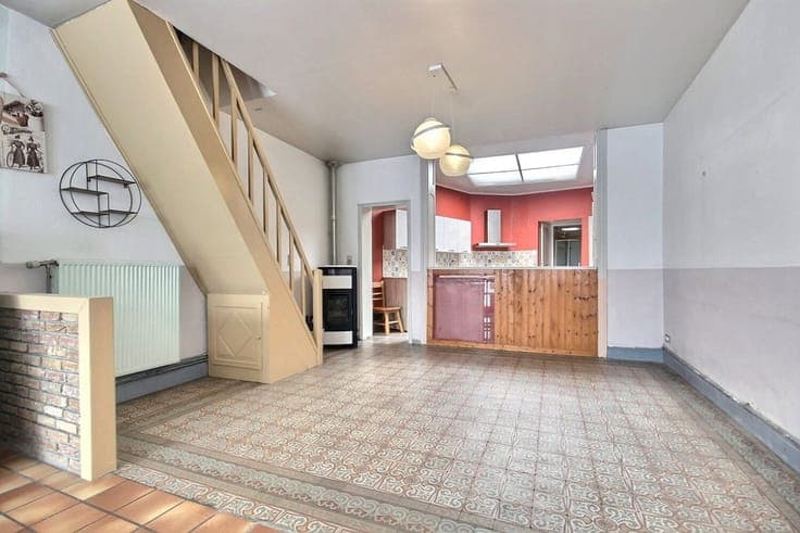 Maison spacieuse à conforter avec jardin et trois chambres