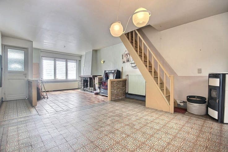 Maison spacieuse à conforter avec jardin et trois chambres