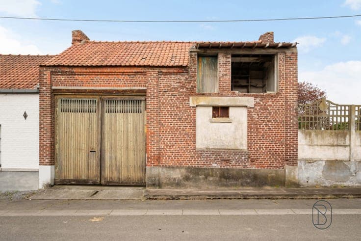 Maison 3 façades sur 790m² à rénover totalement.