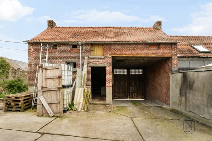 Maison 3 façades sur 790m² à rénover totalement.